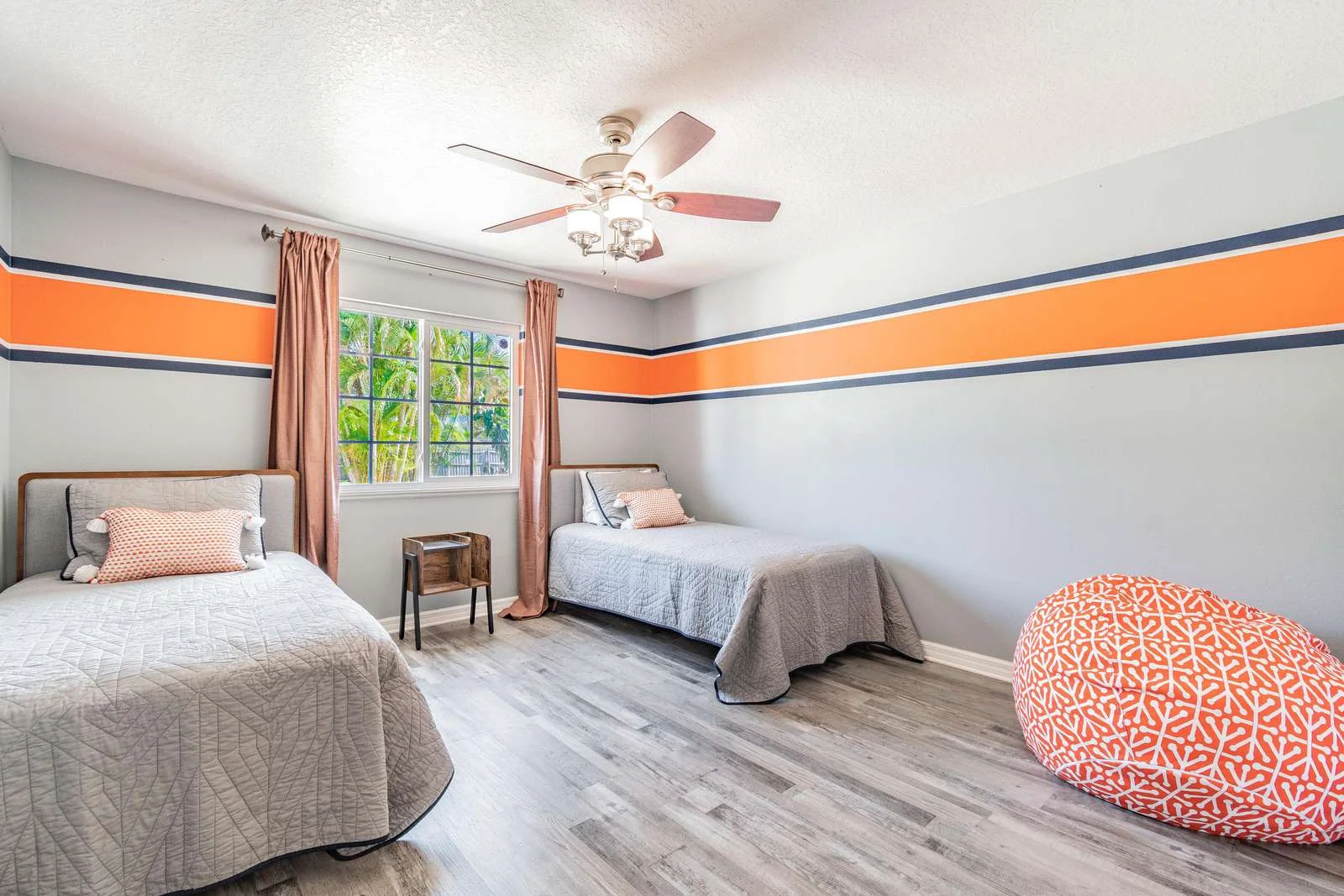 Third bedroom with two twin beds