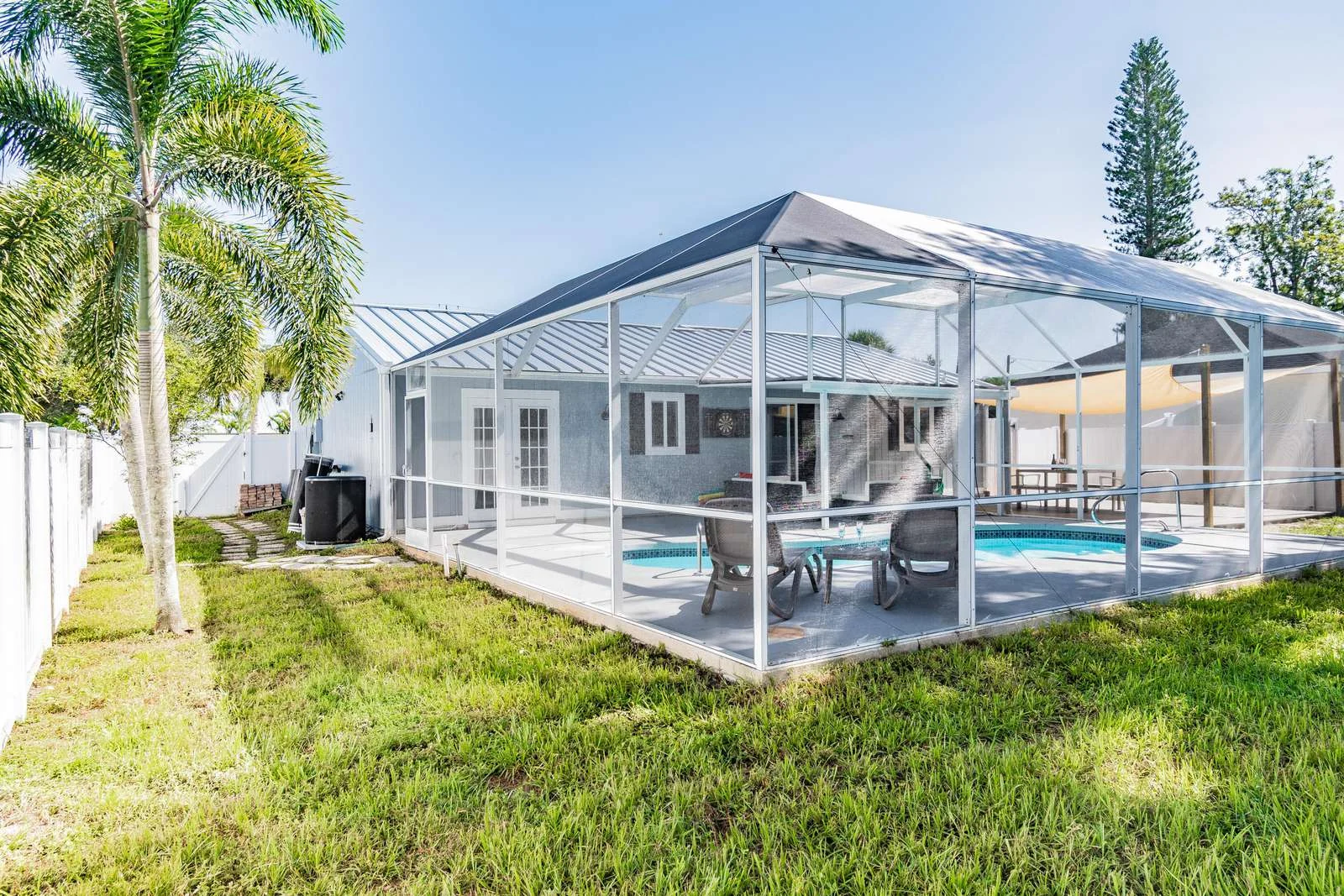 Rear exterior and screened lanai